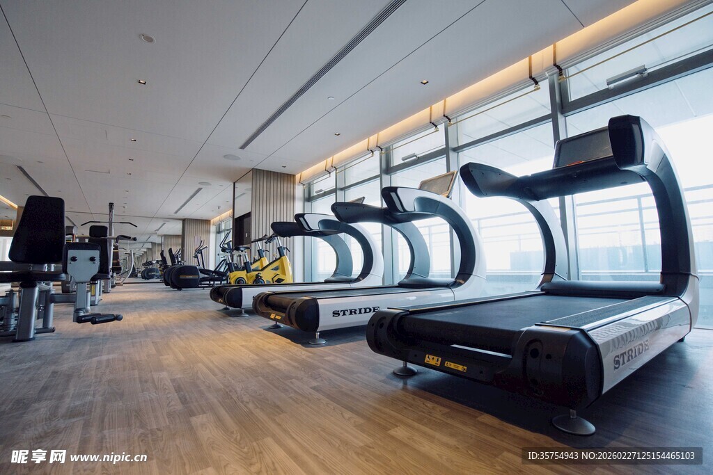 现代健身房的先进健身设备