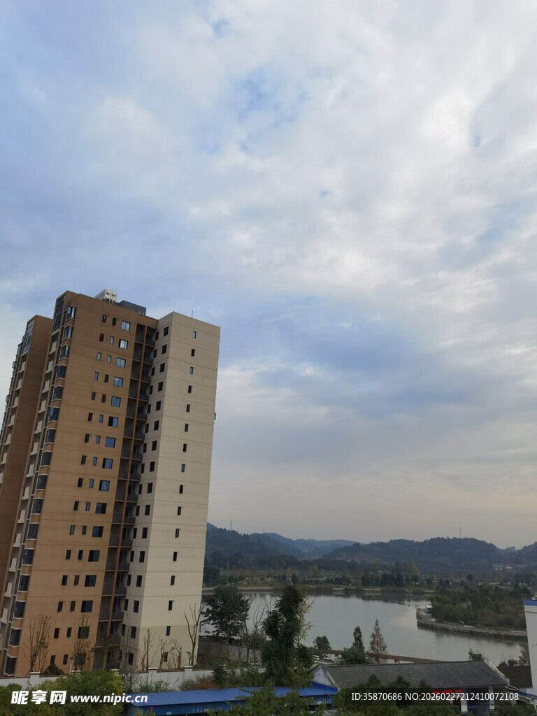 城市高楼与自然景观画面