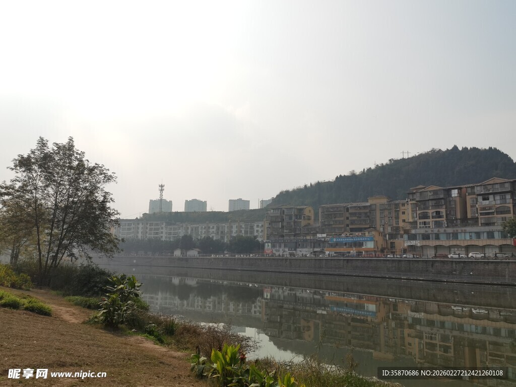 河畔城镇风光