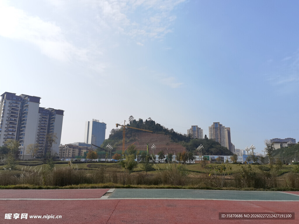 城市跑道与远处高楼景观