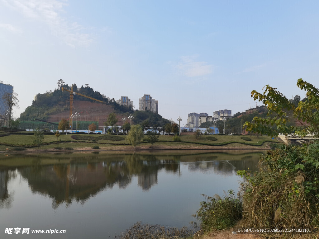 湖畔城市风光景色