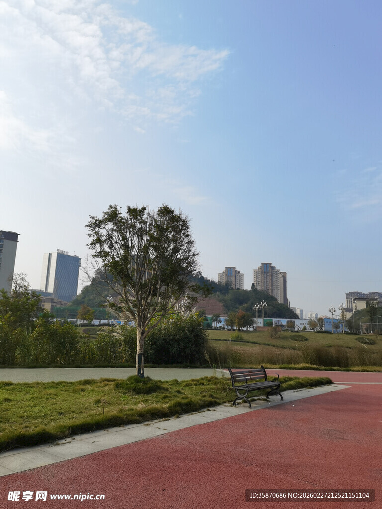 城市公园中的红色步道