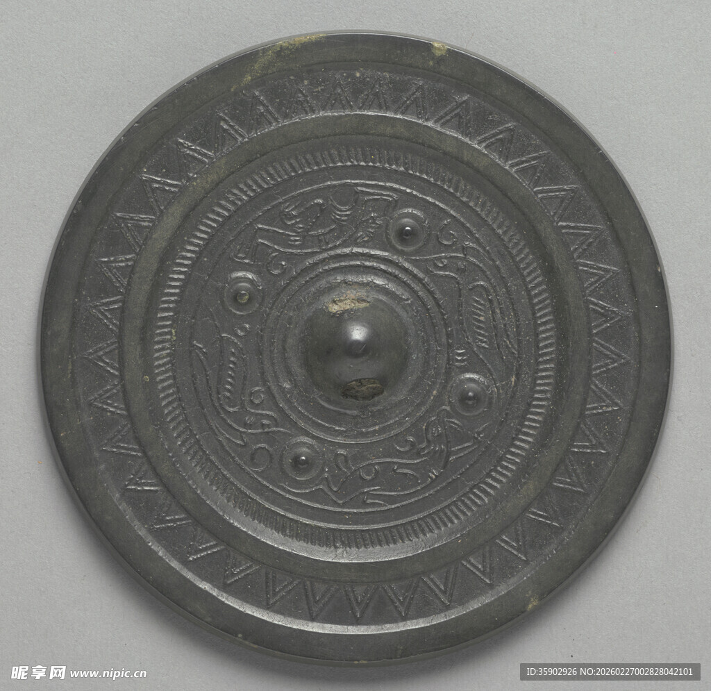 古代圆形青铜镜特写