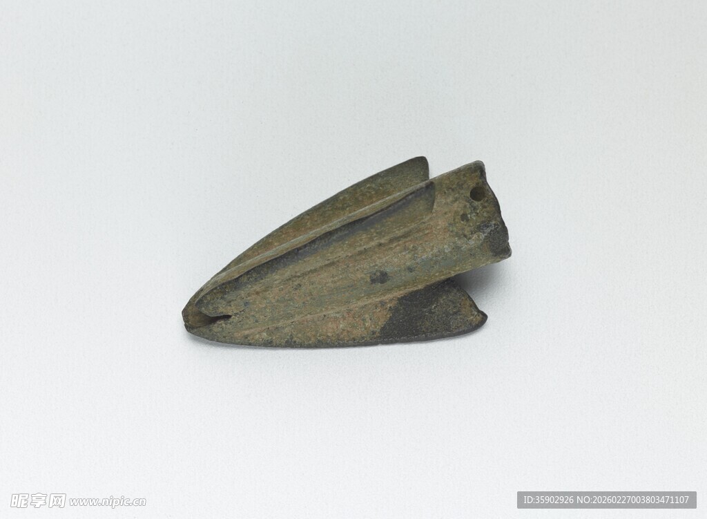 古朴青铜鱼形器物