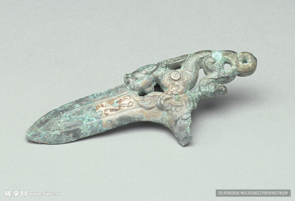 青铜兽首形独特兵器