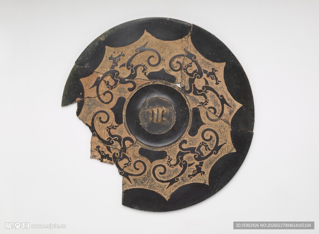 古铜雕花盾牌