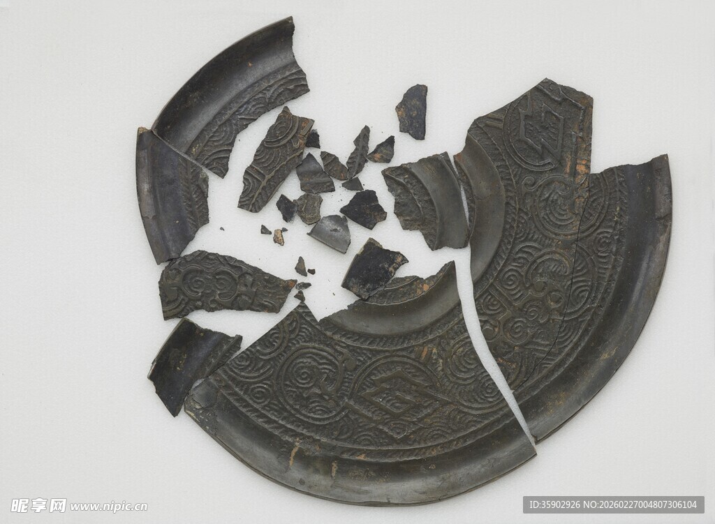 破碎的黑色圆形物件