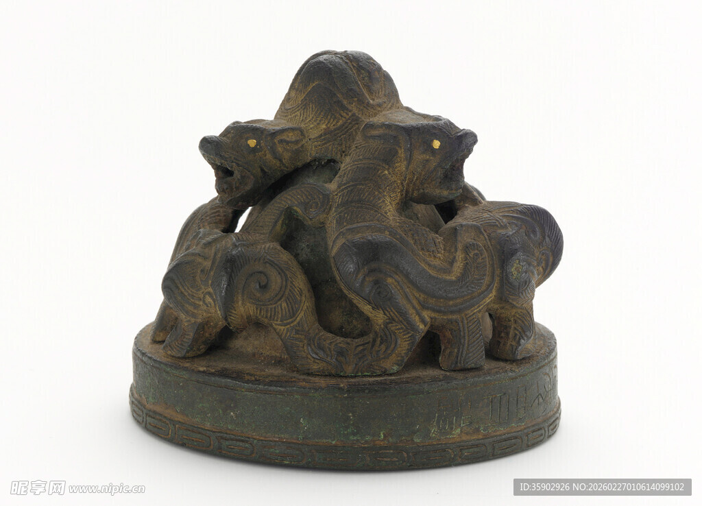 古朴木雕动物摆件