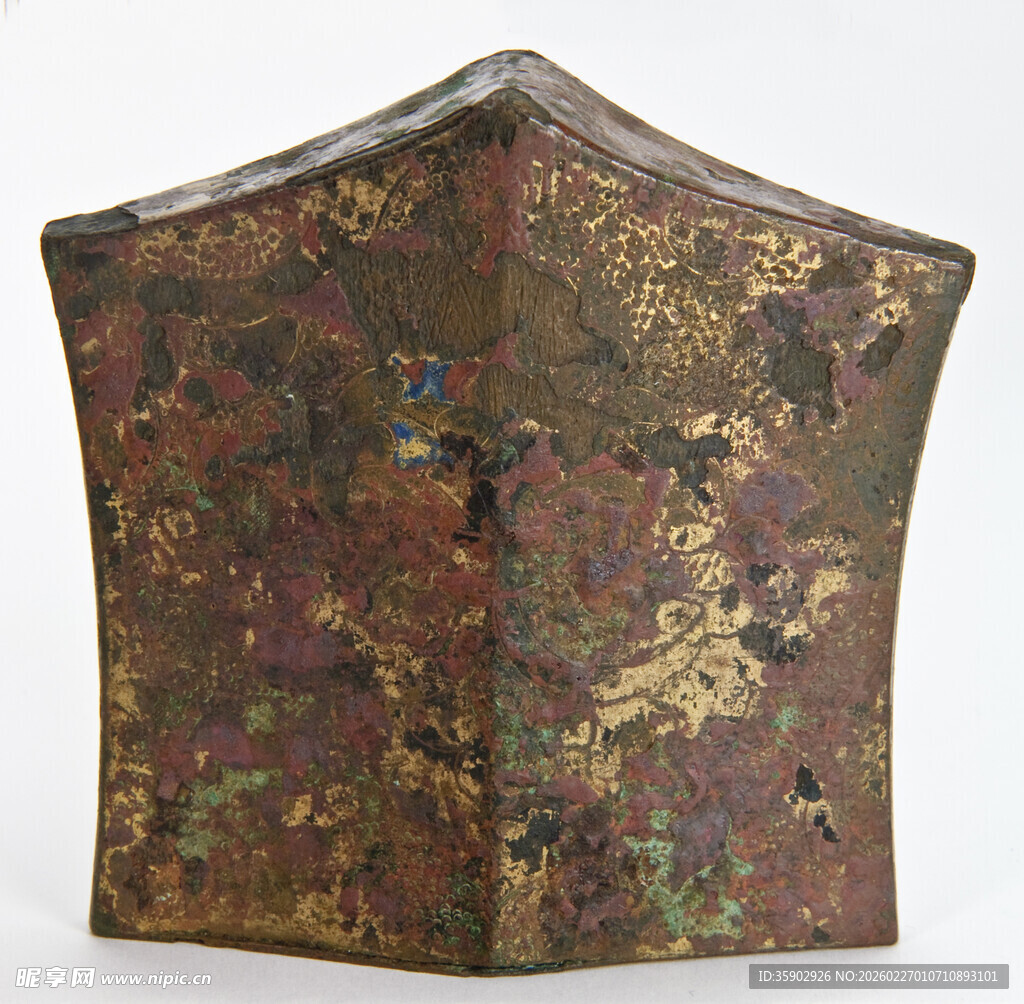 古朴锈迹斑斑的金属器物