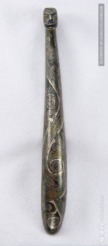 古老金属雕刻长柄器物