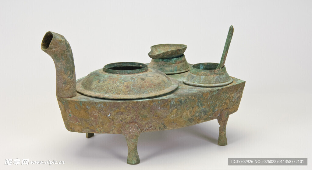 古代青铜三足带柄器物