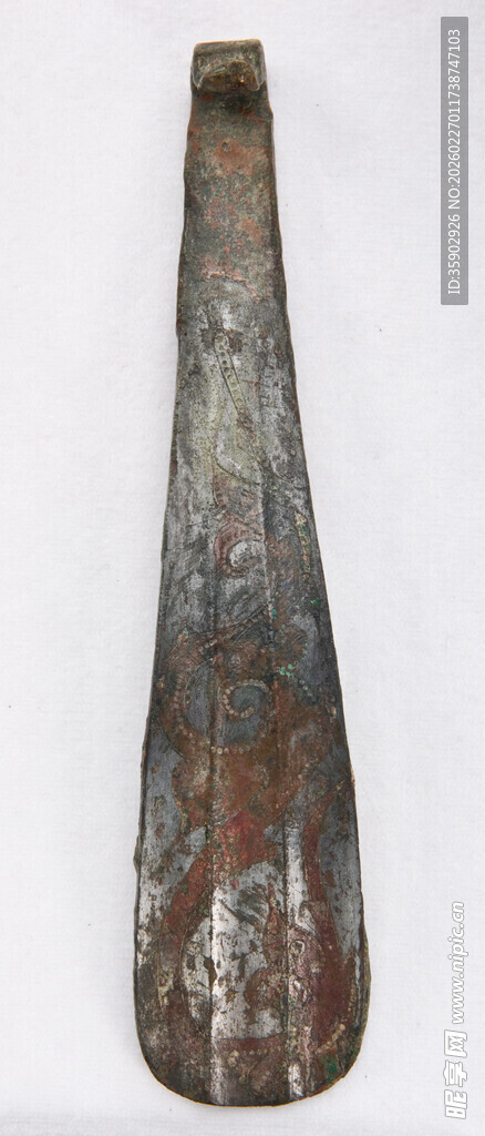古老锈迹斑斑的长形器物