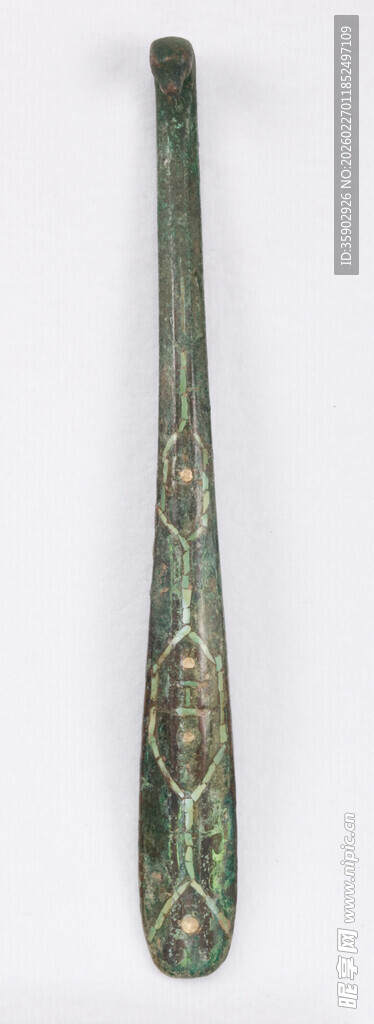 古铜色雕花长柄器物