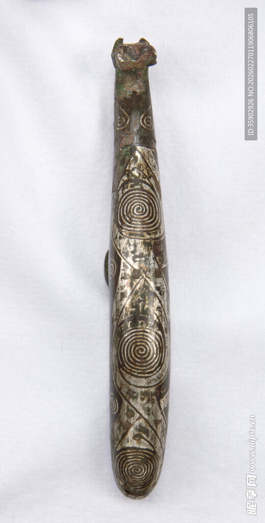 古老雕花金属器物