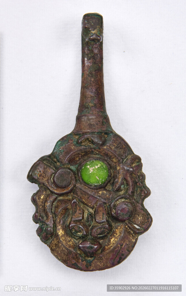 古铜雕花镶绿宝石器物