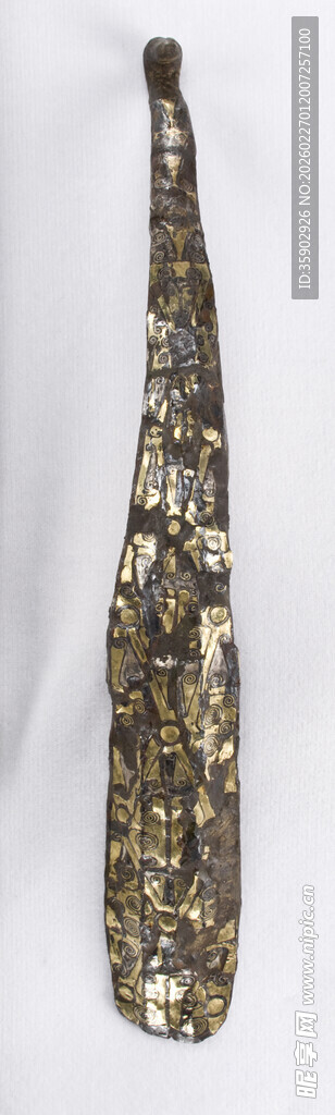 古老花纹装饰的长条器物