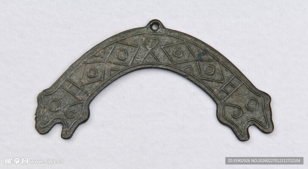 古代弧形雕花金属器物