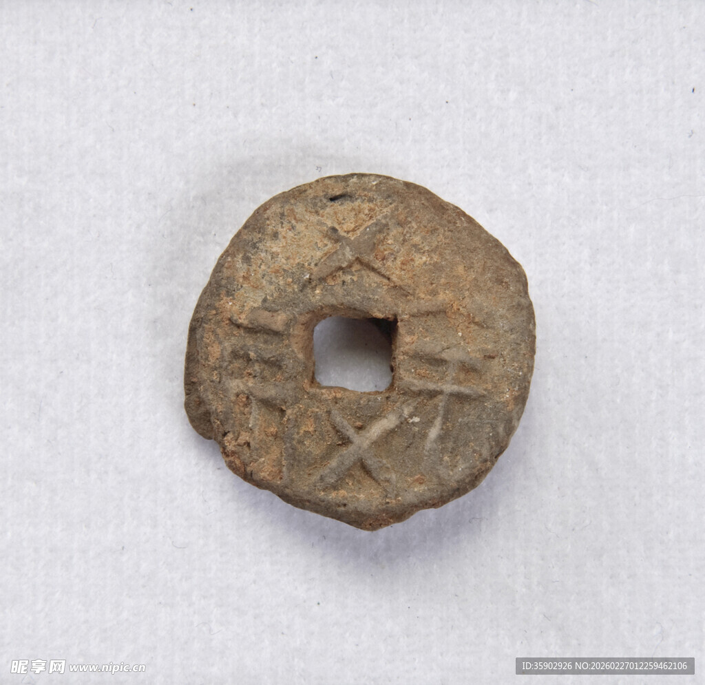 古代圆形方孔铜钱特写