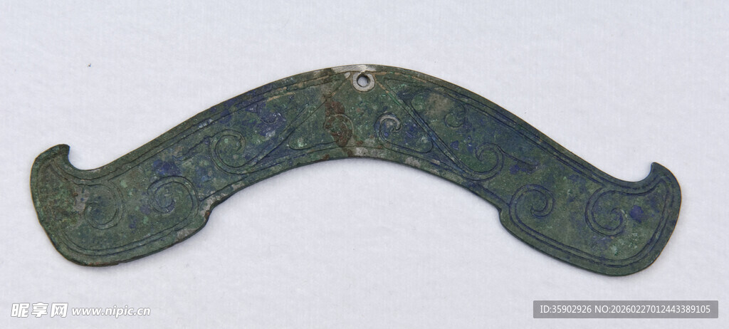 青铜弯形器物
