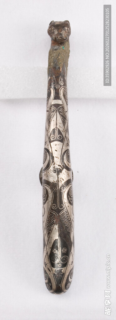 古老金属雕刻艺术品