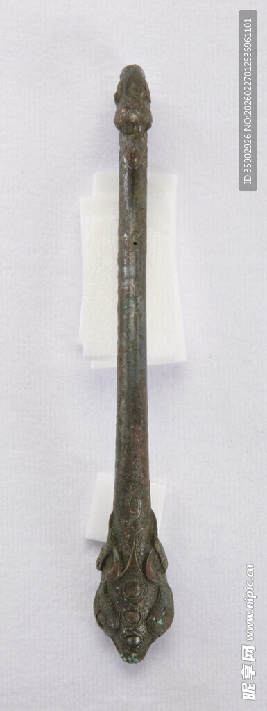 古铜色精美雕纹金属器物