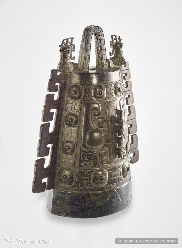 古老青铜钟造型精美