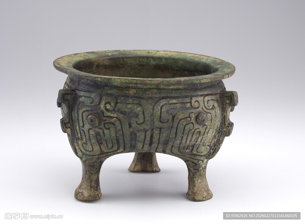 青铜三足鼎