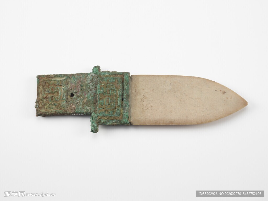 青铜刀具带绿锈古物