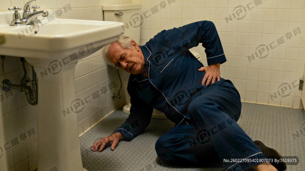 生成一张老年人卫生间跌打的图片