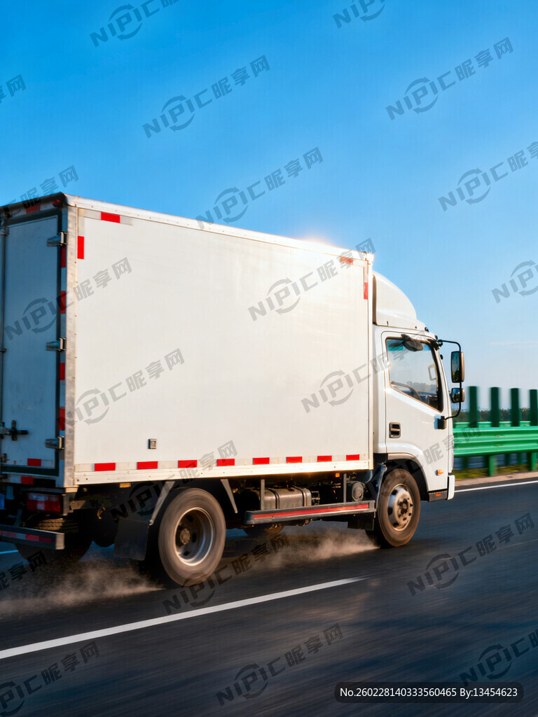 高速上的白色货车