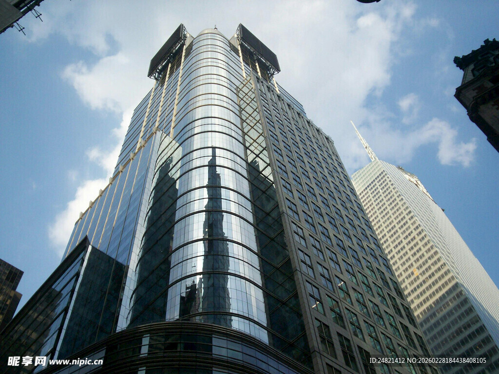 摩天大楼矗立蓝天白云间
