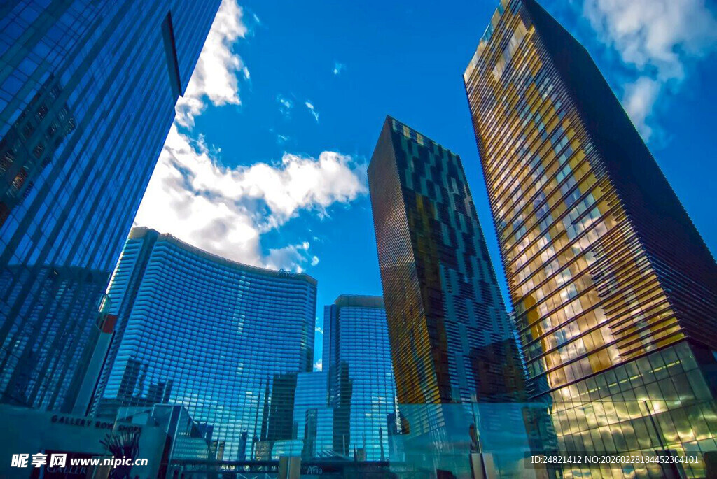 都市摩天大楼与蓝天白云