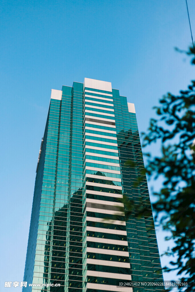 高耸入云的现代摩天大楼