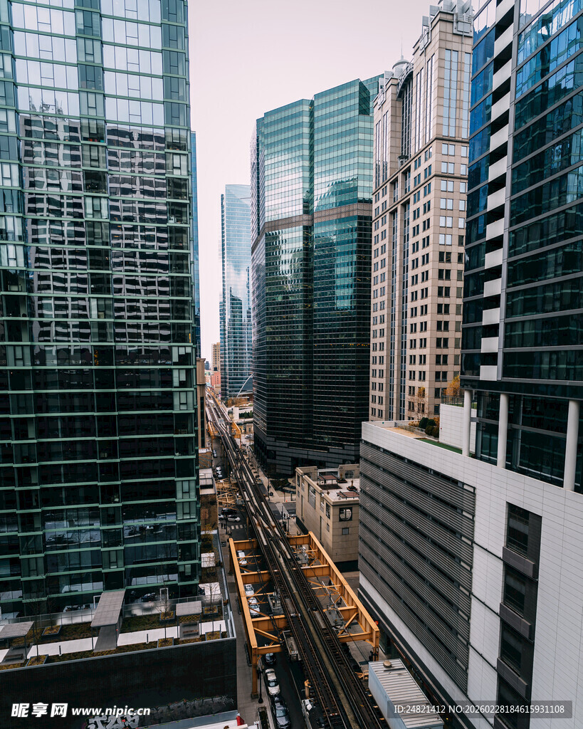 都市高楼间的繁忙道路