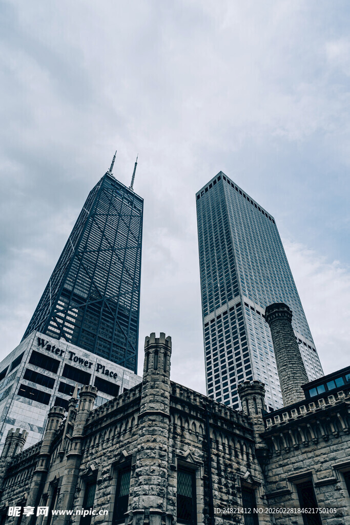 现代高楼与古典建筑相映