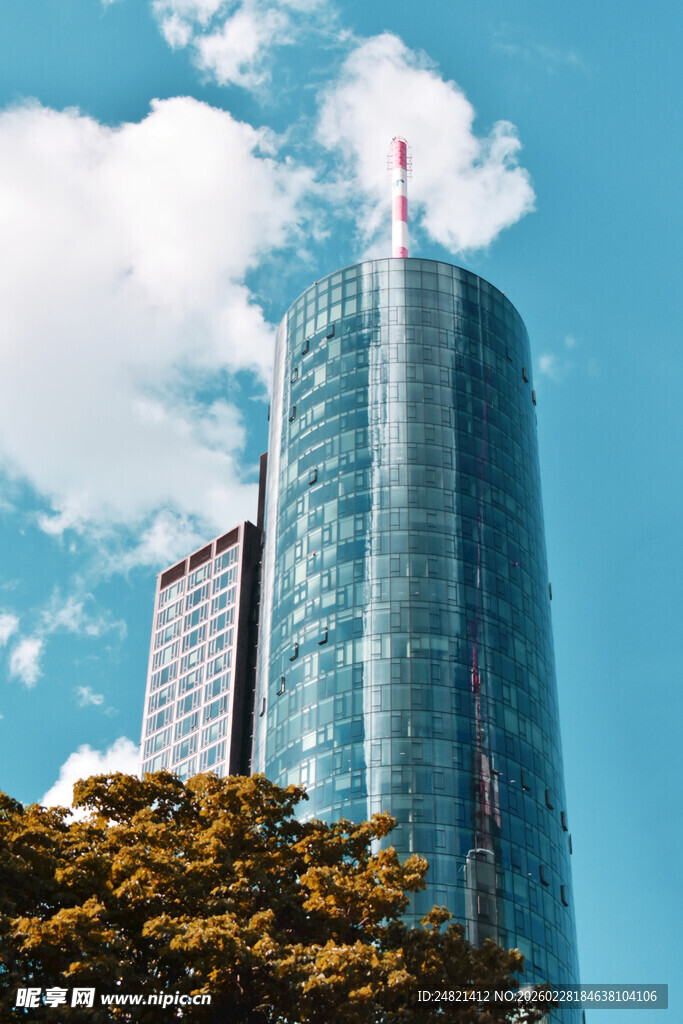 摩天大楼与蓝天白云景观