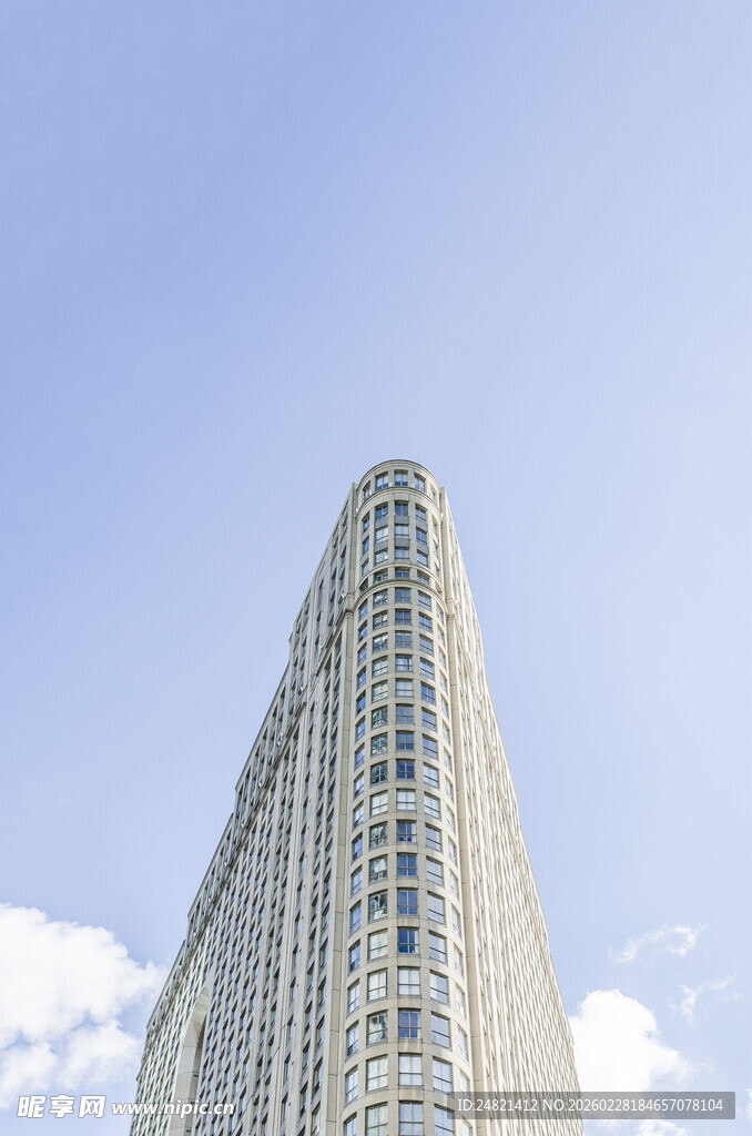 高耸入云的现代化摩天大楼