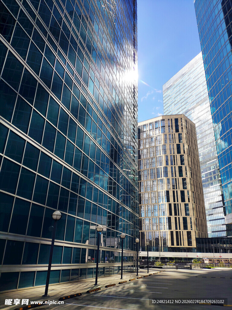 现代都市玻璃幕墙建筑群
