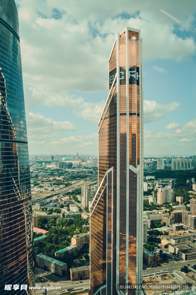 城市中高耸入云的摩天大楼