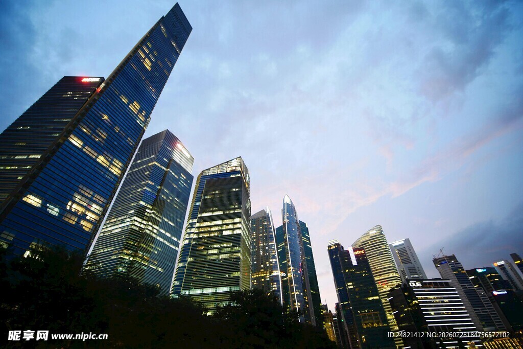 都市摩天大楼绚丽天际线