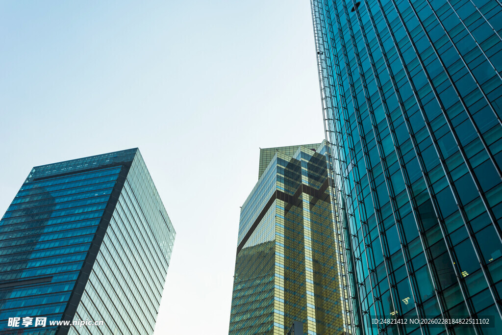 高楼间的空中作业工人