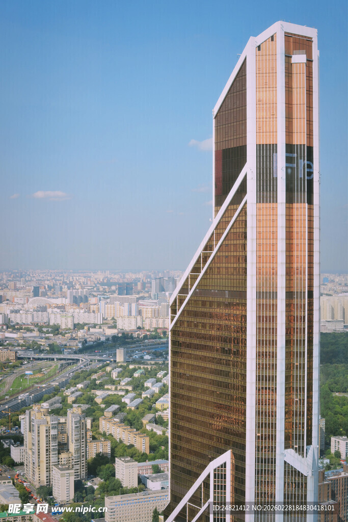 现代摩天大楼俯瞰城市景观