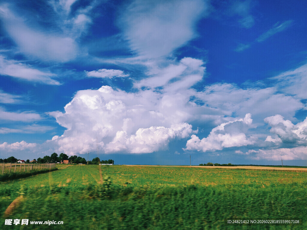 广袤绿野上的壮丽蓝天白云
