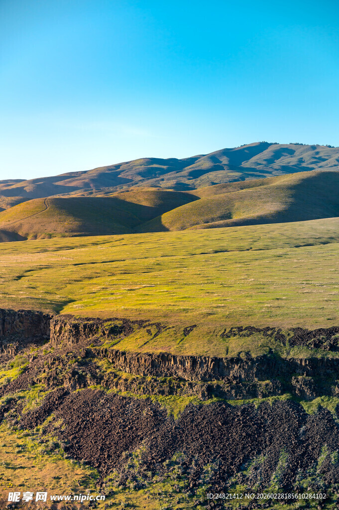广袤草原与起伏山丘景观