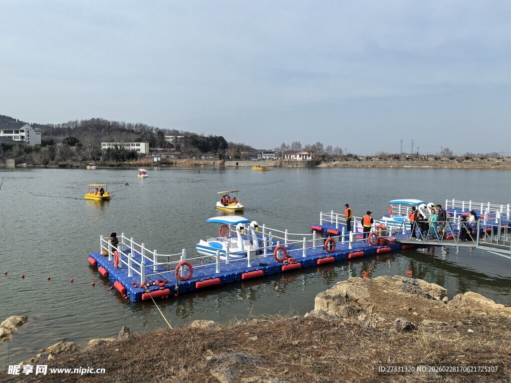 码头边停靠的船只与人群