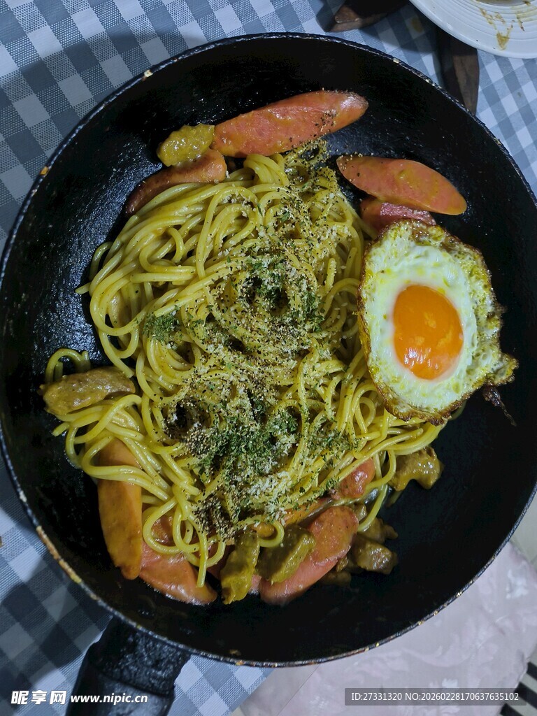 锅中美味炒面配煎蛋