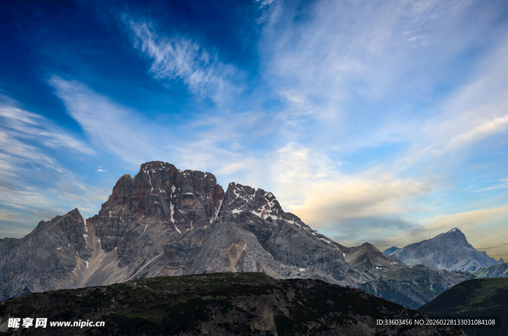 壮丽山景与梦幻天空