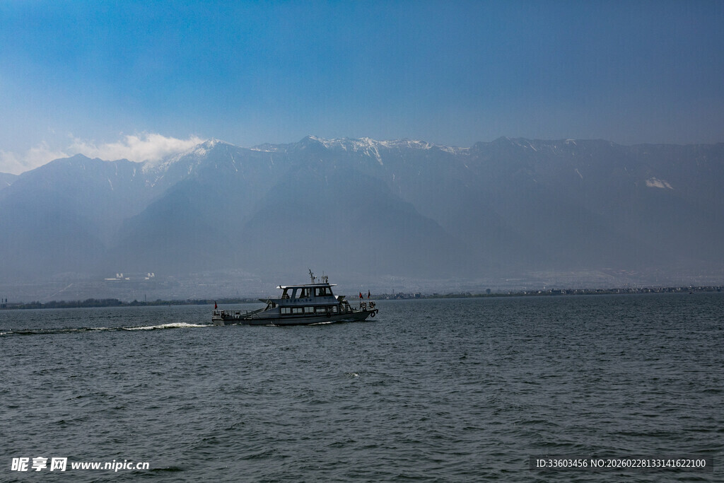 海上孤舟伴远山美景