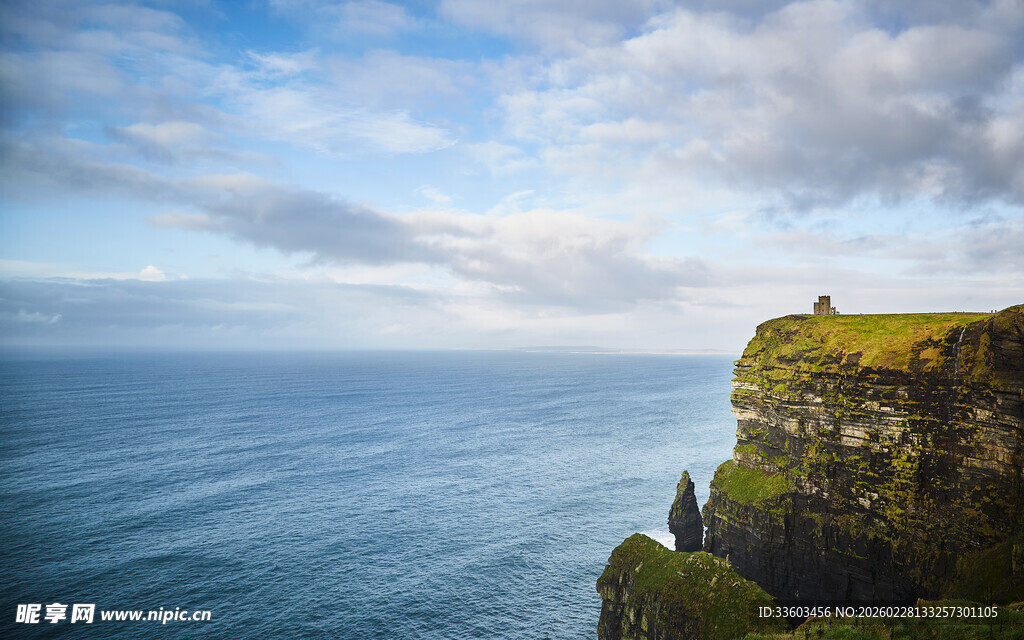 悬崖边的壮阔海景