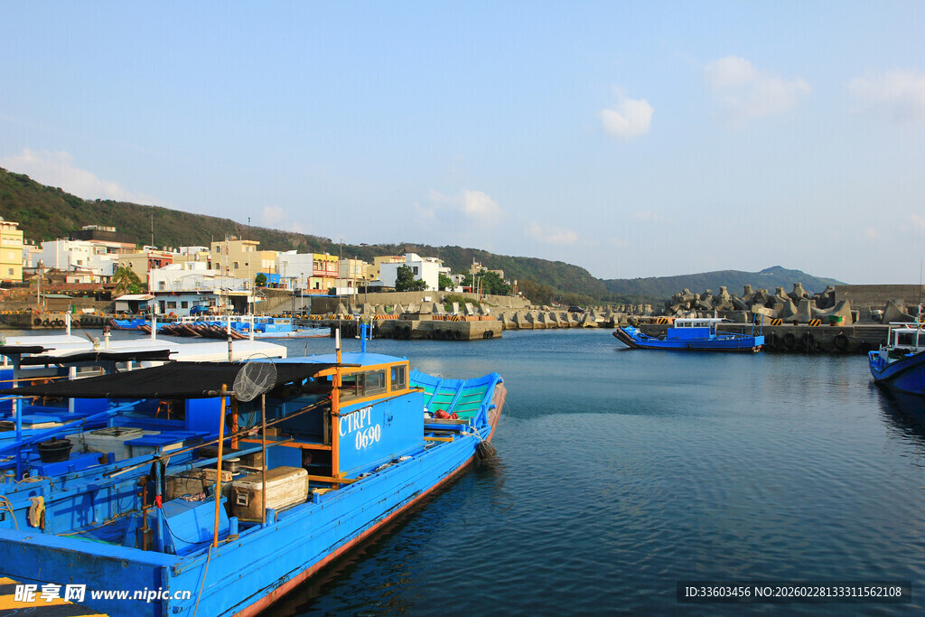 蓝色渔船停泊宁静港湾